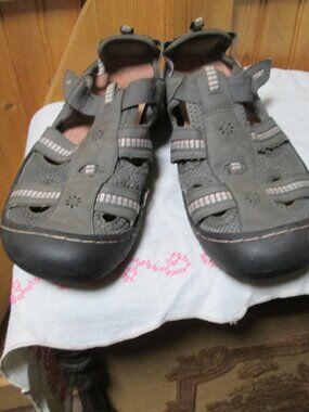 ladies 10 Fisherman J Sport sandals Gray pink
